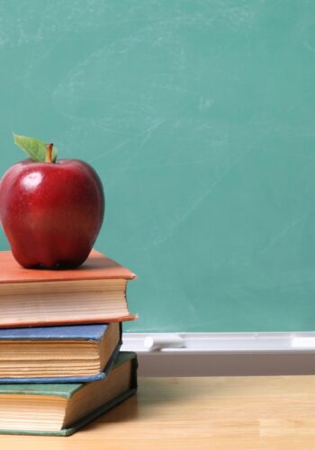 Apple-On-Teachers-Desk